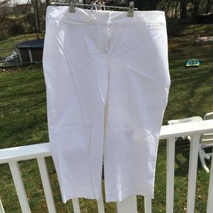 NWOT INC Sz 16W White Capris 🌞